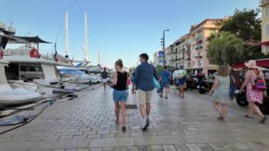 Cannes, Fransa - 15 Temmuz 2024: Gündüz vakti Port de Cannes yakınlarında yürüyen insanlar