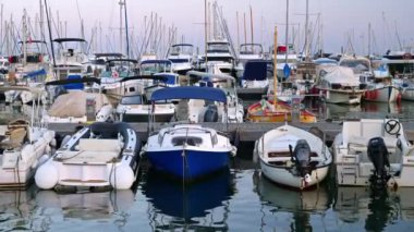 Cannes, Fransa - 15 Temmuz 2024: Tekneler Cannes Limanı 'na yanaştı