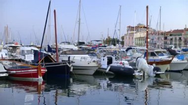 Cannes, Fransa - 15 Temmuz 2024: Tekneler Cannes Limanı 'na yanaştı