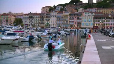 Cannes, Fransa - 15 Temmuz 2024: Tekneler Cannes Limanı 'na yanaştı
