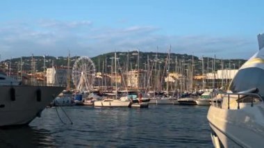 Cannes, Fransa - 15 Temmuz 2024: Tekneler Cannes Limanı 'na yanaştı