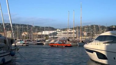 Cannes, Fransa - 15 Temmuz 2024: Tekneler Cannes Limanı 'na yanaştı