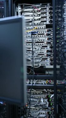 Veri merkezinde rafa monte edilmiş bir sunucuyu kapat. Dikey