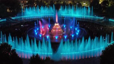 Romanya 'daki Bükreş çeşmelerinin gece vakti aydınlanan hava aracı görüntüsü