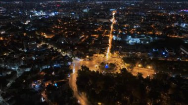 Romanya 'nın Bükreş kentinde gece giden arabaların zaman aşımı