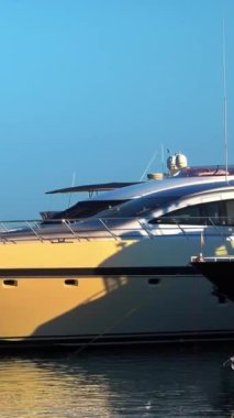 Fransa 'daki Port de Cannes limanına beyaz tekne yanaştı. Dikey