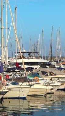 Cannes Limanı 'na beyaz tekneler yanaştı. Dikey, Cannes, Fransa