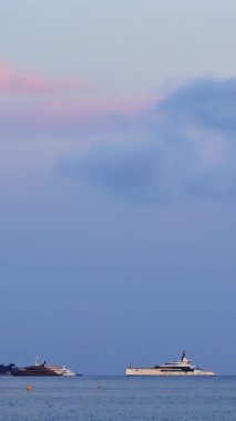 Akşamları Fransa 'nın Cannes şehrinde tekneler denize açılıyor. Dikey