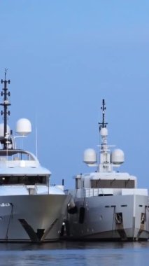 Fransa 'daki Port de Cannes limanına beyaz tekneler yanaştı. Dikey