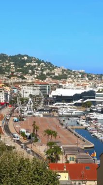 Fransa 'nın Cannes şehrinde bir sahilin havadan görünüşü. Dikey