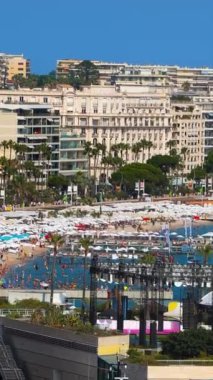 Fransa 'nın Cannes şehrinde bir sahilin havadan görünüşü. Dikey