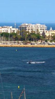 Akşamları Fransa 'nın Cannes şehrinde tekneler denize açılıyor. Dikey