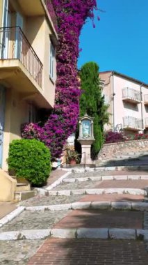 İnsanlar gün ışığında şehrin sokaklarında yürüyorlar. Dikey, Cannes, Fransa