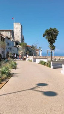 Şehrin sokaklarında yürüyen insanlar. Dikey, Antibes, Fransa