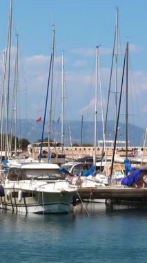 Botlar Antibes, Fransa 'daki Vauban Limanı' na yanaştı. Dikey