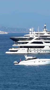 Antibes, Fransa 'da denizde hareket eden beyaz tekneler. Dikey