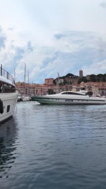 Gemiler Cannes Limanı 'na yanaştı. Dikey, Cannes, Fransa