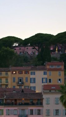 Notre Dame d 'Esperance kilisesindeki dağın tepesine asılan ampullerle yazılmış bir tabela. Dikey, Cannes, Fransa