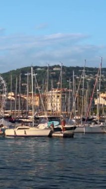 Gemiler Cannes Limanı 'na yanaştı. Dikey, Cannes, Fransa