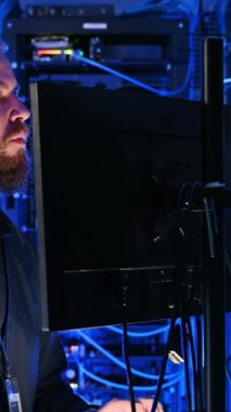 Sunucu odasında insan programlama. Dikey