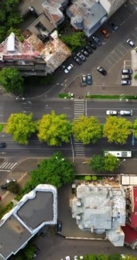 Şehirdeki trafikte hareket eden arabaların hava aracı görüntüsü. Dikey, Bükreş, Romanya