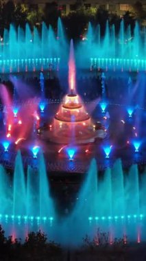 Romanya 'daki Bükreş çeşmelerinin gece vakti havadan insansız hava aracı görüntüsü. Dikey