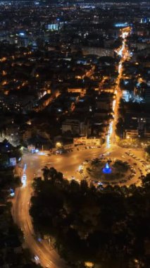 Romanya 'nın Bükreş kentinde gece vakti hızla giden araçlar görülüyor. Dikey