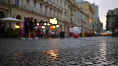 Romanya 'nın Bükreş kentinde yürüyen insanların bulanık manzarası