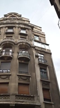 Romanya 'nın Bükreş kentindeki Agricola-Fonciera Sarayı' nın dış cephesi. Dikey