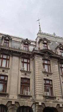 Romanya 'nın Bükreş kentindeki eski bir binanın cephesi. Dikey