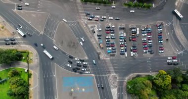 Bükreş, Romanya - 10 Ağustos 2024: Trafikte hareket eden arabaların hava aracı görüntüsü