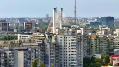 Bükreş, Romanya - 10 Ağustos 2024: Basarab Üstgeçit köprüsü etrafındaki binaların insansız hava aracı görüntüsü