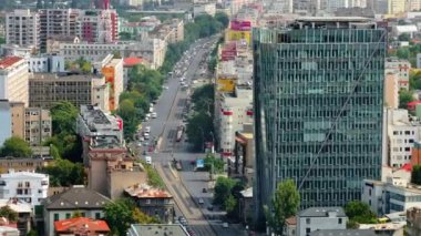 Bükreş, Romanya - 10 Ağustos 2024: Trafikte hareket eden arabaların hava aracı görüntüsü