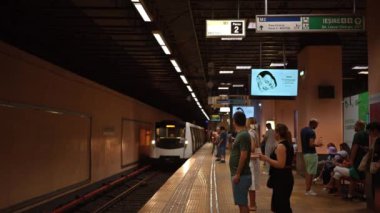 Bükreş, Romanya - 10 Ağustos 2024: Eski Kentteki metro istasyonunda bekleyenler