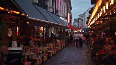 Bükreş, Romanya - 10 Ağustos 2024: Eski Kent 'te insanlar teraslara yakın yürüyorlar