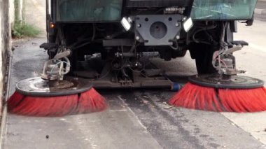 Sokakları temizleyen bir süpürge makinesini kapat.