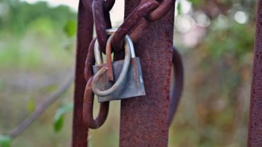 Paslı bir kapıyı kapatan kilidi kapat