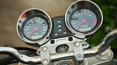 Motosikletin kilometre sayacını kapat.