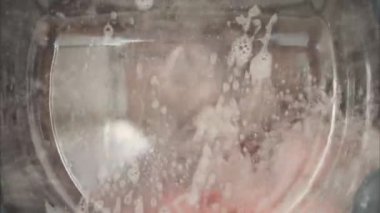 Çamaşır makinesinde çamaşırların yıkandığı yeri kapatın.