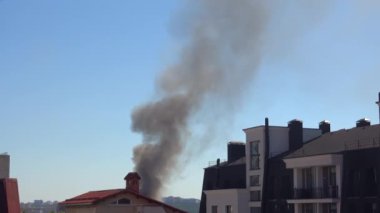 Yanan bir evden çıkan dumanın görüntüsü