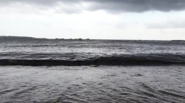 Bulutlu ve rüzgarlı bir günde deniz manzarası