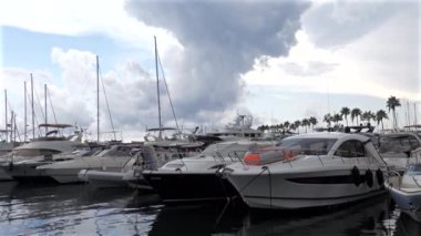 Birçok beyaz tekne Fransız Riviera limanına yanaştı.