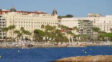 Cannes, Fransa - 15 Temmuz 2024: Sahildeki Carlton Hotel manzarası