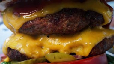 Restorandaki büyük bir hamburgerin kapağını kapat.