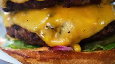 Restorandaki büyük bir hamburgerin kapağını kapat.