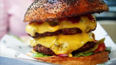 Restorandaki büyük bir hamburgerin kapağını kapat.