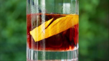 Yeşil arka planda Negroni kokteyli yakın plan