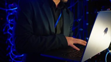Bir veri merkezindeki bir bilgisayarda sunucuları ve programları analiz eden adam