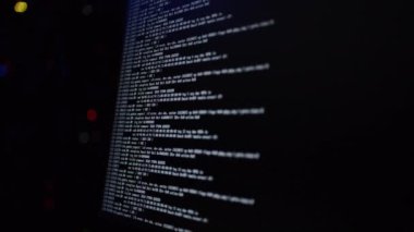 Sunucu odasındaki bir ekrandaki kodu kapat