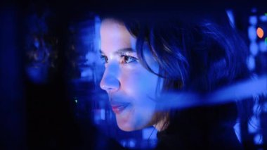 Sunucu odasında mutlu bir kadın.